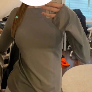 Grå tröja - Fin tröja från weekday som jag köpte på vinted men har inte använt. Storleken är x/s, köpte den i nyskick så det finns inga defekter. Finns ingen prislapp kvar. Bilderna är lånade från förra säljaren, skriv för fler bilder💕