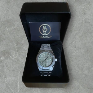 Seiko Mod Royale oak  - Upplev unik stil och kvalitet med denna självbyggda Seiko-modifikation. Klockan är utrustad med en stainless steel länk och saphire glas, ett automatiskt urverk (NH35) och en olivgrön tavla som ger den en personlig touch. Perfekt i vardagligt bruk mm