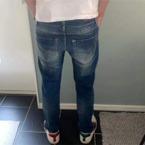 Dondup jeans med slitningar! Modellen är 180 70kg Skicket är 10/10!