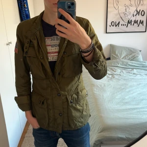 Ralph Lauren Field Jacket -   Säljer en snygg och eftertraktad Ralph Lauren Denim & Supply-jacka. Den är storlek S men passar också större. Perfekt för höst och vinter. Jackan är i mycket bra skick utan några defekter. Priset är ej huggit i sten. Skriv PM om du har funderingar.