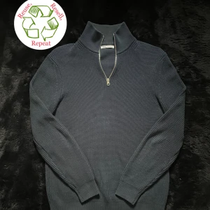 Mörkblå/Navy quarter zip - 🔥🔥Säljer en skitsnygg, trendig mörkblå/navy quarter zip🔥💯Verkar inte säljas längre!🔥🙌Storlek: M, passar S 🙌 Passform: Regular fit🔥🔥