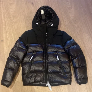 Replay jacka  - Helt ny replay jacka Nytt skick aldrig använd    storlek S  Pris i butik 3700kr