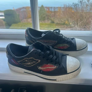 Valentino sneakers  - Intressekoll på dessa Valentino sneakers! Storlek 37 fint skick! Modellen säljs inte längre