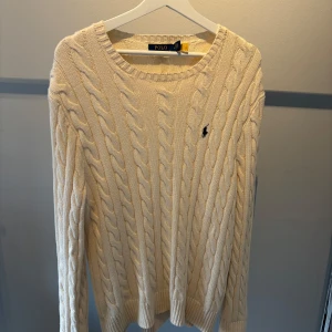 Ralph Lauren CABLE KNIT COTTON - Tjena! Säljer min Ralph Lauren kabelstickad tröja, storlek M och färgen beige. Priset ligger på 1499kr då ny kostar 2400kr och den endast använts 3 gånger. Hör gärna av dig om du har frågor eller ett annat prisförslag😁