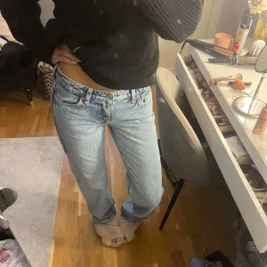 Weekday Jeans  - Riktigt snygga ljusblå weekday jeans modellen arrow i storlek 24/34, Low Waist och straight leg. 🤗Säljer pågrund av att de inte kommer till användning . Innerbenslängd är 84cm och midjemått är 35, Hör av dig för andra frågor !❤️‍🔥❤️‍🔥