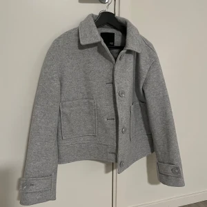 Grå kappa - Säljer denna gråa kappa i strl S. Aldrig använd 