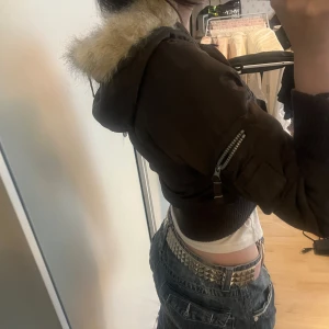 Väldigt croppad y2k jacka - OBS!! Barnstorlek, skulle ej rekommendera till folk med storlek större än XS. Ärmarna aningen korta (se bild).