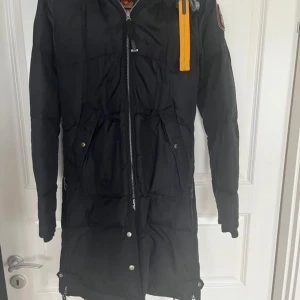Äkta, svart Parajumpers Long Bear i nyskick! - Använd enstaka gång, säljer endast för att den inte passar längre annars hade jag inte sålt. Väldigt fin och varm. Figurnära modell. Självklart äkta, både jacka och päls. Strl är en M men en S kan också ha den. Ordpris: mellan 9300-10000 kr.