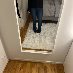 Only tall bootcut jeans - Säljer dessa medel höga jeans ifrån Only tall. Den är sönder vid ena sidan (se bild). Dragkedjan hoppar ut lätt så skulle säga att man inte ska ta denna storlek om man har svårt att knäppa