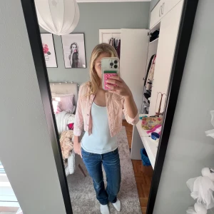 Ljusrosa croppad jacka - Säljer en superfin ljusrosa croppad jacka. Perfekt till finare tillfällen! Den är i bra skick och har andvändts fåtals gånger💕