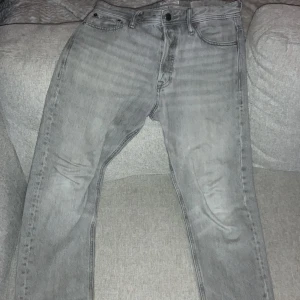 Jack Jones jeans - Helt ok skick, använs fåtal gånger, riktigt fett grå 