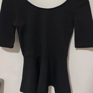 Tight topp/kort formad som en kjol i slutet  - Ganska tight i mitten av ”toppen”