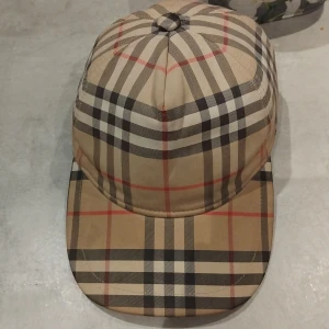 Burberry keps - Hej! Jag vill sälja min äkta burberry keps Kvittot e borta samma med box.  bilder bara höra av sig då pris kan diskuterar är en limted edtion keps som inte finns att köpa som ny Size lagre men går att göra mindre bra skick den kommer med form skydd!