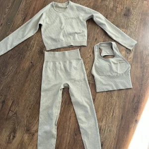 Träningskläder - Ett beige ribbat träningsett, super skönt. Kan även köpa styckvis. Magtröja-50kr. Tights-80kr. Bh- 50.  Sett-150 