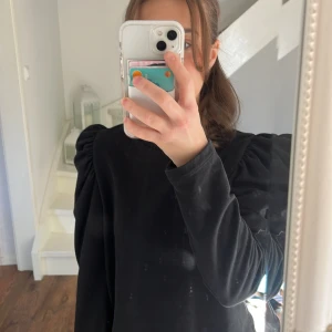 Puffarms tröja  - Fin svart puffarmströja från zara. 