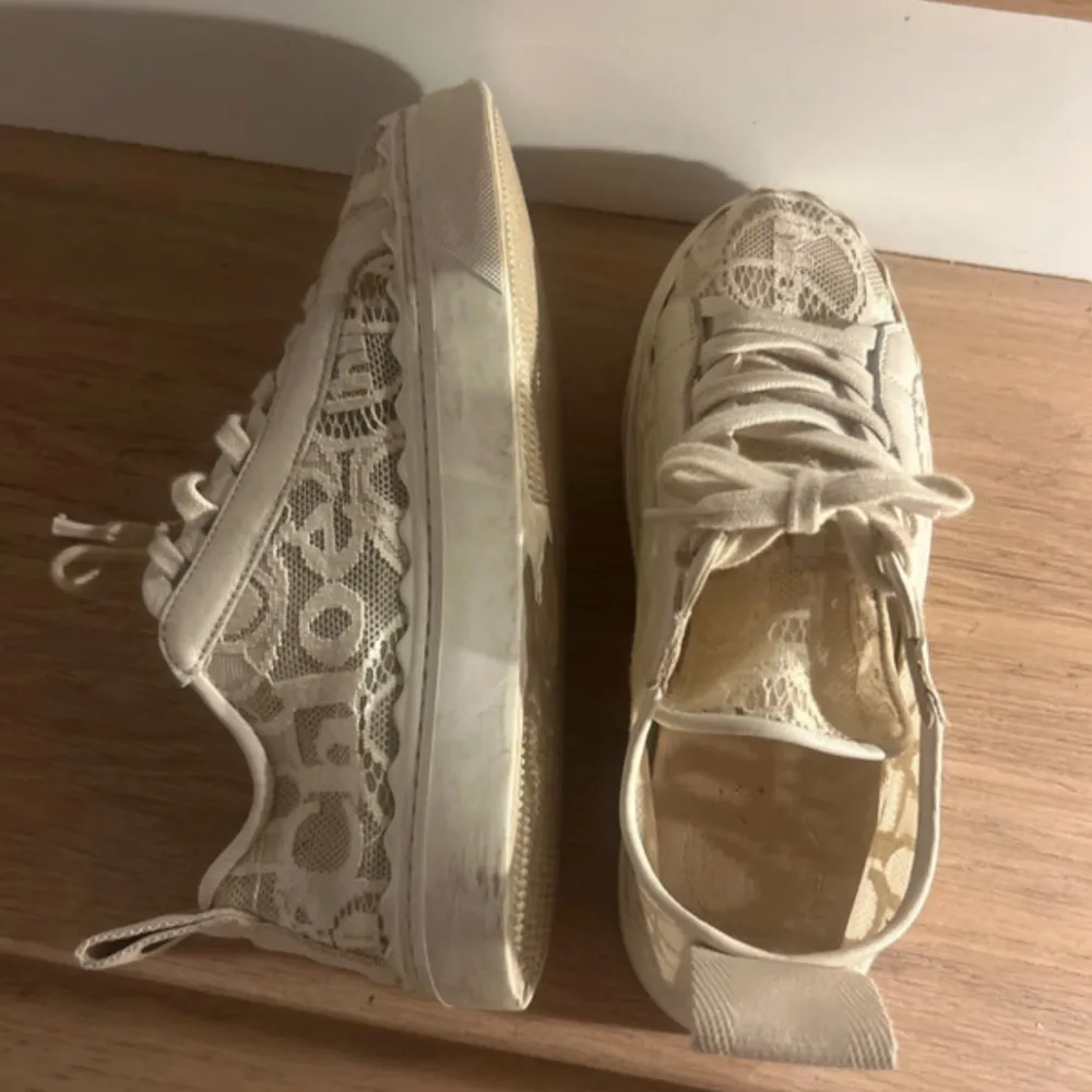 Jätte fina sneakers från chloe. Tyvärr försmå för mig. Liten defekt på näst sista bilden, men syns knabbt. Nypris 5700 på Chloes hemsida. Tryck på köp nu.. Skor.