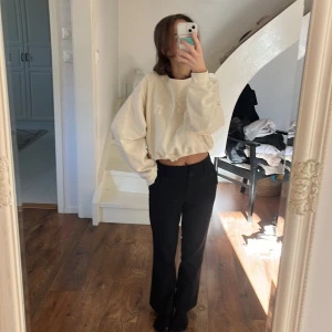 Sweatshirt med tryck  - Super skön benvit sweatshirt från bik bok. Andvänder fåtalgånger. 