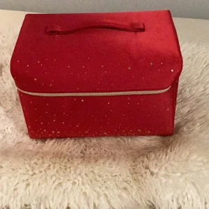 Estee lauder necessär  - . Perfekt för att förvara smink eller andra småsaker. Den har en praktisk dragkedja och ett handtag på toppen för enkel transport. Perfekt för resor eller som en fin detalj i badrummet.