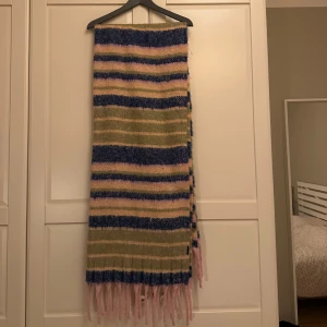 Randig halsduk - Halsduk från Cotton On. Randig i rosa, blått och grönt. Varm och skön!