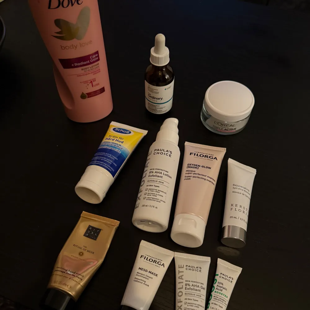 Samling av hudvårdsprodukter inklusive Dove body lotion, The Ordinary serum, Filorga och Paula's Choice krämer. Perfekt för en komplett hudvårdsrutin med återfuktning och näring. Köp antingen allt eller bara vissa saker, 90% av dessa är oanvända! Värt ca 2000kr. Skönhet.