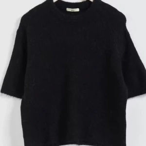 Stickad Tshirt  - Säljer en svart stickad Tshirt från Gina. Perfekt för både vardag och lite finare tillfällen. Nyskick och aldrig använd💗