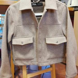 Kort kappa Zara - Beige kort kappa, fint skick