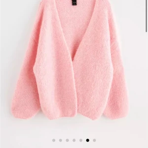 Stickad kofta - Superfin stickad kofta från Lindex som är slutsåld online. Den är i ett bra skick. Sista bilden är min egen.