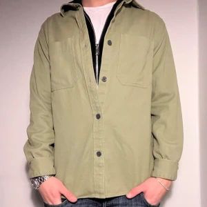 Grön overshirt  - Grön overshirt från Hm Size S