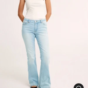 Ljusblå bootcut jeans  - Säljer dessa slutsålda jeans från Kappahl i storlek 36! Alddog använda och fortfarande prislappen kvar! 