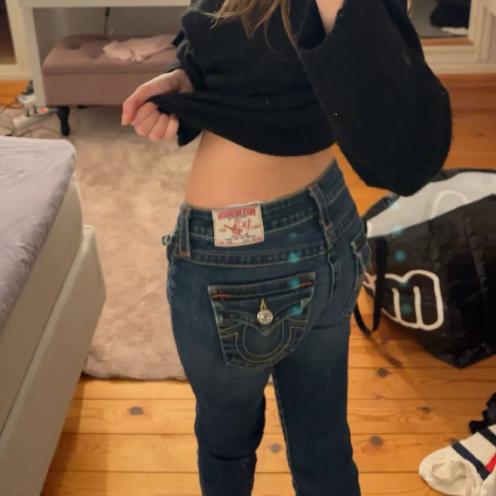 True Religion jeans i nyskick. Straight i passformen och sitter jättesnyggt. Nypris 1200💞 Midjemått:35 cm rakt över Innerbenslängd:85 cm . Jeans & Byxor.