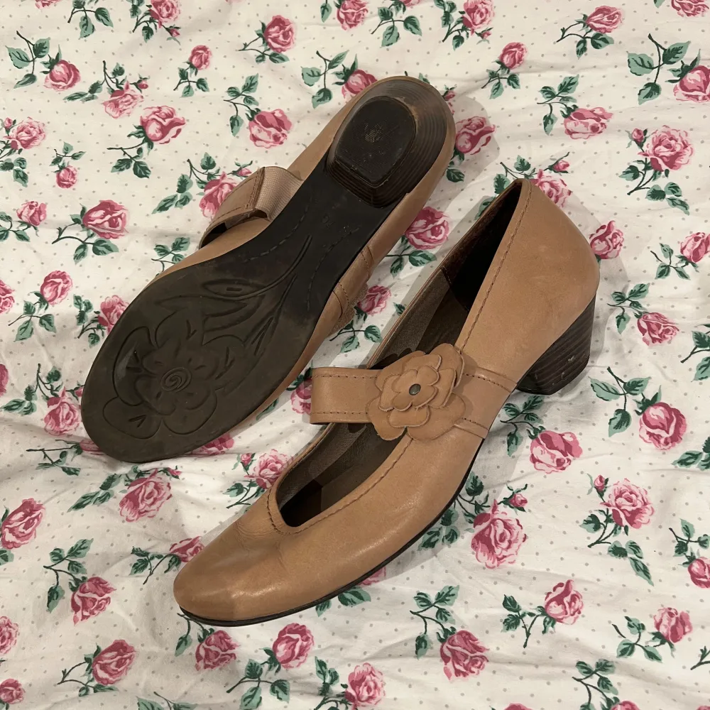 Beigea/ljusbruna pumps i stl 40! Supersköna att gå i och perfekt höjd på klacken! . Skor.