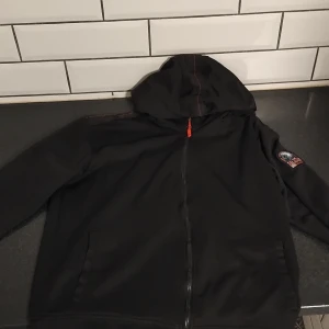 Parajumpers zip hoodie - Använd i gott skick storek S. Hämtas endast i hyllie.Priset kan diskuteras vid snabbäffar.