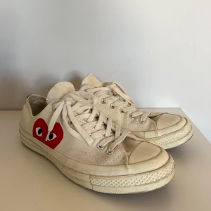Converse X commes de garcon - Säljer min dessa snygga sneakers i väldigt bra skick! Ifall du har frågor eller vill ha fler bilder tveka inte att skriva!