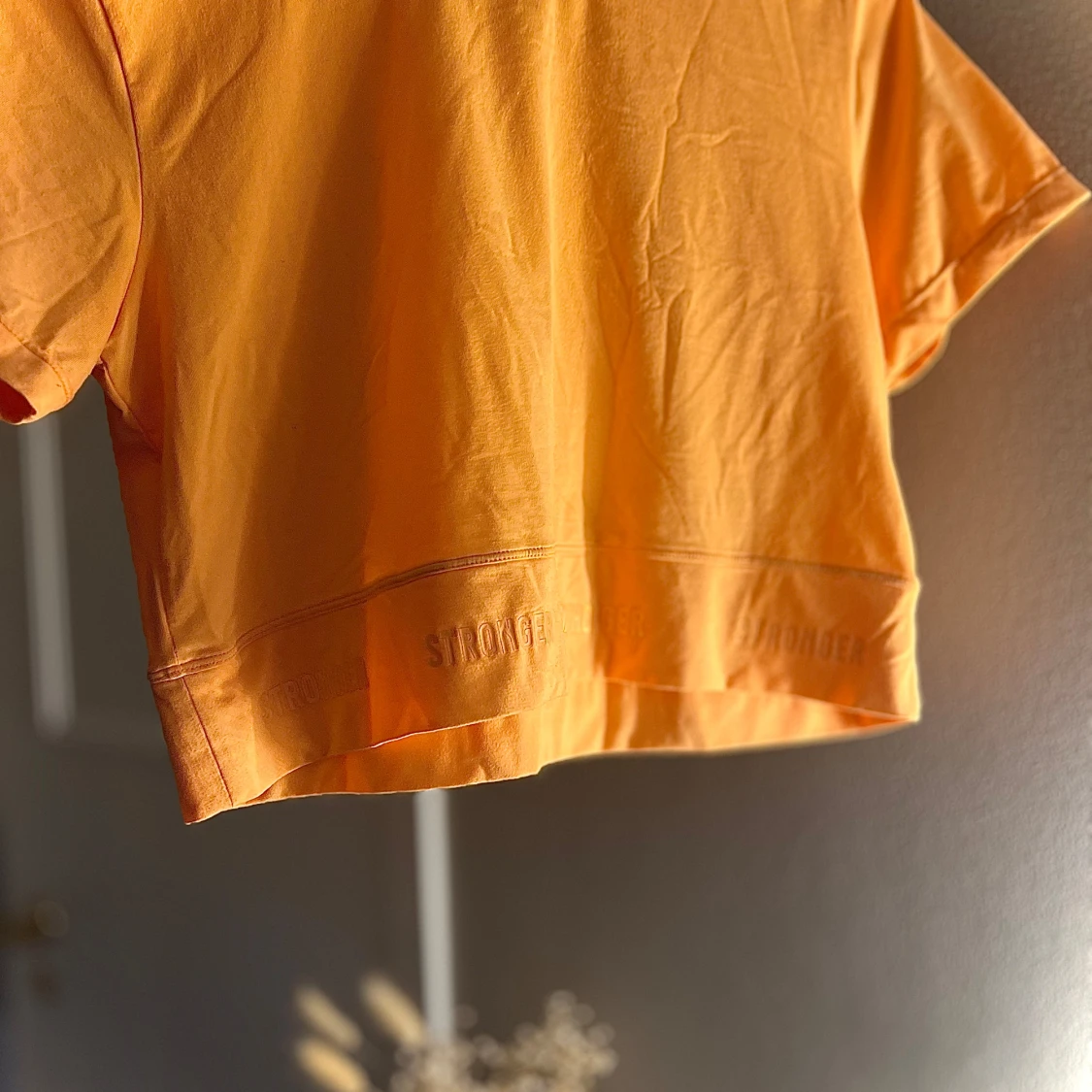 Persikofärgad kortärmad topp från Stronger - 92