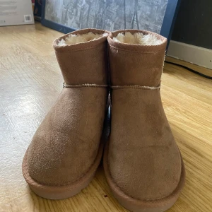 Varmfodrade skor  - Uggs liknande skor från Lager 157. Aldrig använda. Storlek 36/37. 