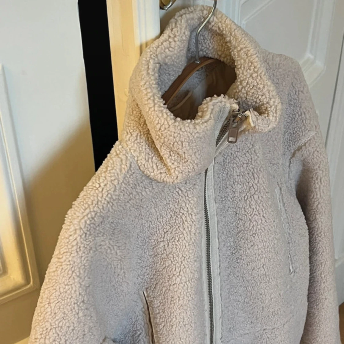 Beige teddyjacka från H&M  - 90