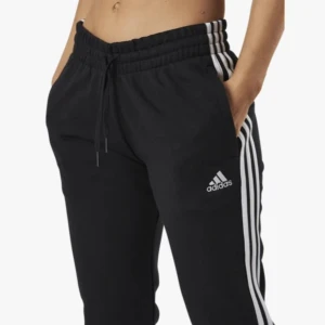 Adidas byxor I storlek s, funkar för både männ och kvinnor  - Har haft den i mindre än ett år, har vuxit ur den. Inga skador eller något