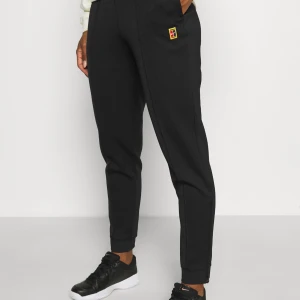 Nike träningsbyxor - Fina och praktiska träningsbyxor från nike💓 säljer för att jag inte använt dom! Nästan helt oanvända och i mycket bra skick💞💞