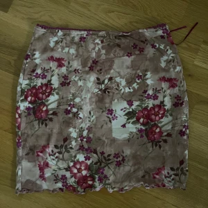 Mini kjol blommig - Så fin blommig mini kjol. Köpt ifrån vinted. Har tyvär inte kommit till användning. Fint skick❤️