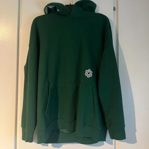 Hoodie grön - Använd fåtal gånger som ny. Hoodie från h&m för 400kr  Säljs för 200kr Stor i storlek