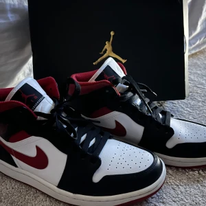 Air Jordan  - Säljer dessa Jordan 1 Mid ”gym red” i storlek 42. Köpta på merchsweden för 3200 kronor. För frågor om skorna, pris eller fler bilder är det bara att skriva till mig 💗