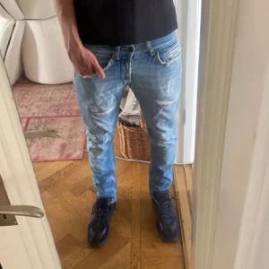Dondup jeans  - Ett par riktigt snygga ljusblåa Dondup jeans i modellen George. Nya 3000kr men bara 899 hos mig. Vid fler frågor eller prisförslag skriv privat👌🏼👌🏼