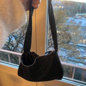 Glittrig väska - En söt glittrig väska från Bikbok!  Knappt använd så bra skick. 