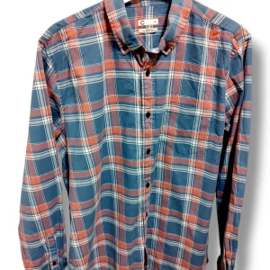 Snygg Rutad Herr skjorta  - Rutad skjorta från Cubus. Slim Fit. Comfort Stretch  I väldigt bra skick.    (Bilder  tagna av mig. )