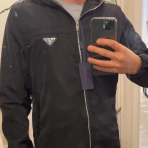 Prada Jacka - Ganska tunn, men riktigt snygg Prada jacka , passar nästan till allt, inte så varm Storlek M Postnord📦