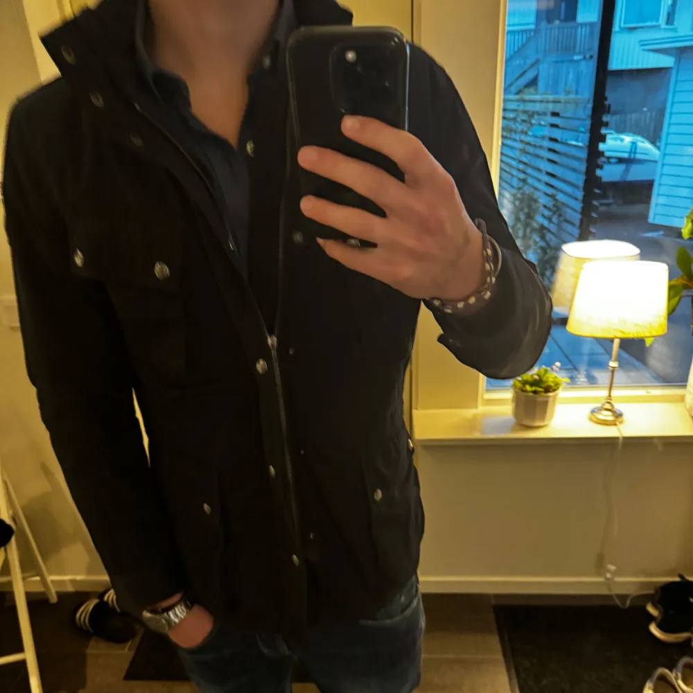 Säljer min ursnygga Hacket London Feildjacket. Perfekt som höst/vinterjacka. Passar dig som bör medium. Köpt på hacket london för 6950kr. Jackor.