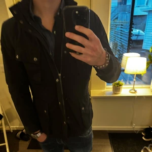 Hacket London Feildjacket - Säljer min ursnygga Hacket London Feildjacket. Perfekt som höst/vinterjacka. Passar dig som bör medium. Köpt på hacket london för 6950kr