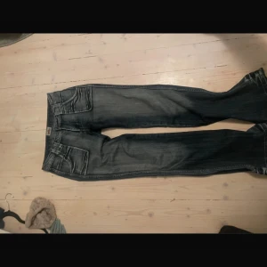 Snygga vintage lowwaist bootcut jeans blå - Storlek s typ  skriv vid frågor  Längd:173  Cirka Innerbenslängden: 77 cm Midjemått: 36 cm