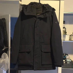 J.Lindberg Aron Mesh Stretch Parka Navy - Mörkblå Jacka från J.Lindberg Nyskick Storlek Small
