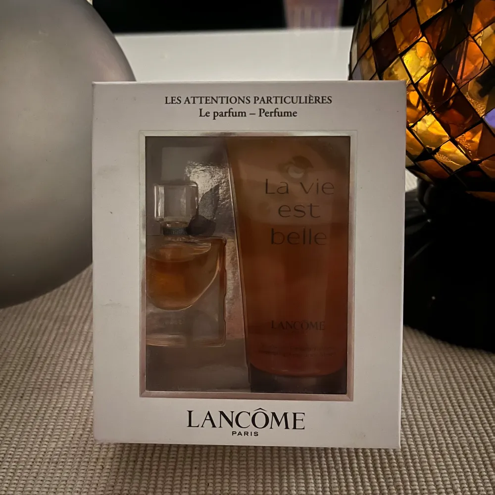 Ett set med en tester samt en shower gel i doften ”La vie est belle” från Lancome. . Skönhet.